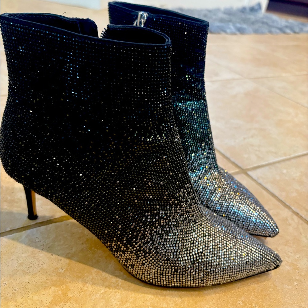 Alice & Olivia black & silver kick ass boots!
Size 9. Side zip sequin